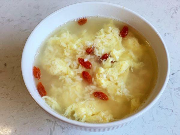 米酒蛋花汤的做法，怎样做米酒蛋花汤（酒酿蛋花汤自己做，方便更放心）