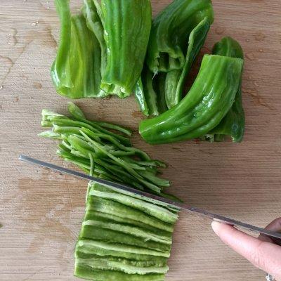 辣椒炒河虾怎么炒好吃，辣椒炒河虾图片（青椒炒河虾是你的不二之选）
