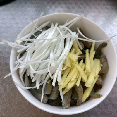 辣椒炒河虾怎么炒好吃，辣椒炒河虾图片（青椒炒河虾是你的不二之选）