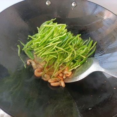 辣椒炒河虾怎么炒好吃，辣椒炒河虾图片（青椒炒河虾是你的不二之选）