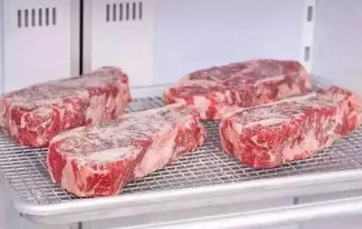解冻肉用热水还是冷水，解冻肉用热水还是冷水快（和新鲜的一模一样）