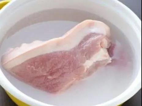 解冻肉用热水还是冷水，解冻肉用热水还是冷水快（和新鲜的一模一样）