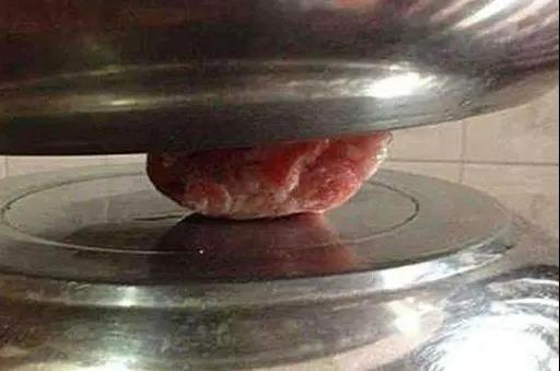 解冻肉用热水还是冷水，解冻肉用热水还是冷水快（和新鲜的一模一样）