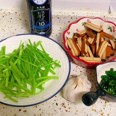 炒干豆腐的做法，怎样炒干豆腐好吃又简单（快手家常菜，芹菜炒豆腐干）