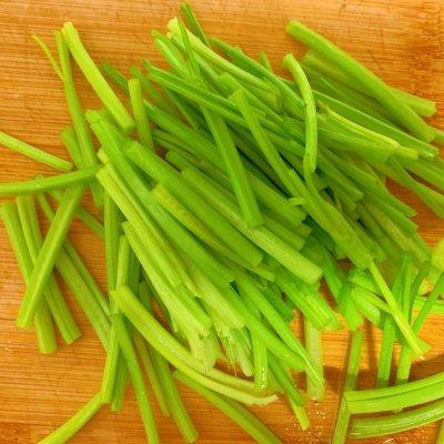 炒干豆腐的做法，怎样炒干豆腐好吃又简单（快手家常菜，芹菜炒豆腐干）