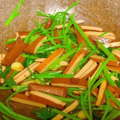 炒干豆腐的做法，怎样炒干豆腐好吃又简单（快手家常菜，芹菜炒豆腐干）