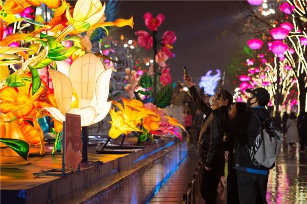 逛花灯的由来，赏花灯的由来（大唐不夜城花灯照亮好年头）