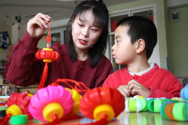 二年级手工灯笼，中秋节花灯手工制作二年级（废旧瓶盖变身“迷你灯笼”——看创意手工变废为宝）