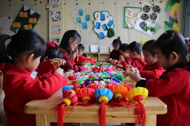 二年级手工灯笼，中秋节花灯手工制作二年级（废旧瓶盖变身“迷你灯笼”——看创意手工变废为宝）
