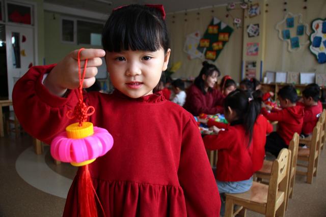 二年级手工灯笼，中秋节花灯手工制作二年级（废旧瓶盖变身“迷你灯笼”——看创意手工变废为宝）