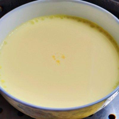 怎样做鸡蛋羹又滑又嫩，蒸鸡蛋羹鸡蛋和水的比例（鸡蛋羹这样蒸<嫩滑）