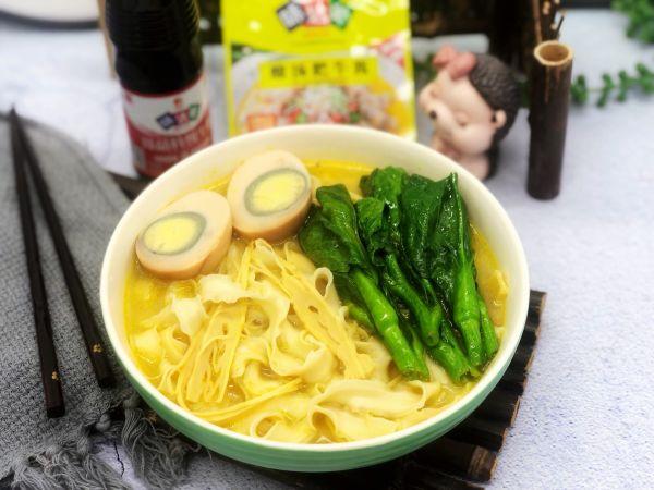 青菜面条怎么煮，青菜面条怎么煮好吃（朋友一来就做鸡蛋青菜酸汤面）