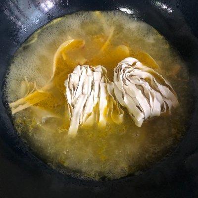 青菜面条怎么煮，青菜面条怎么煮好吃（朋友一来就做鸡蛋青菜酸汤面）