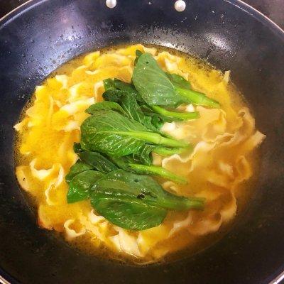 青菜面条怎么煮，青菜面条怎么煮好吃（朋友一来就做鸡蛋青菜酸汤面）