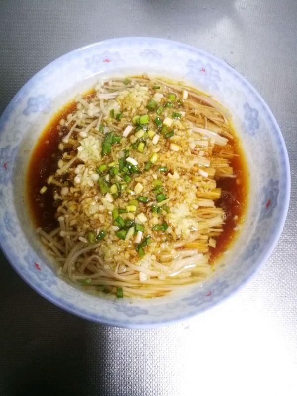 金针菇煮多久才熟，金针菇一般要煮几分钟（简单易做的蒜蓉金针菇）