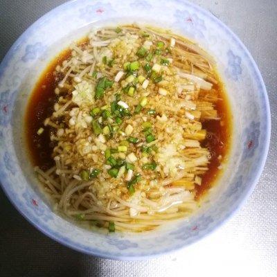 金针菇煮多久才熟，金针菇一般要煮几分钟（简单易做的蒜蓉金针菇）