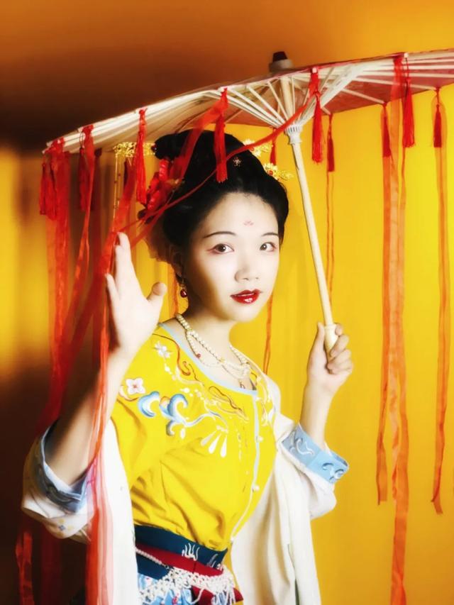 剧本杀店一个月可以赚多少，为什么现在的年轻人都喜欢剧本杀（开店月均营业额20万）