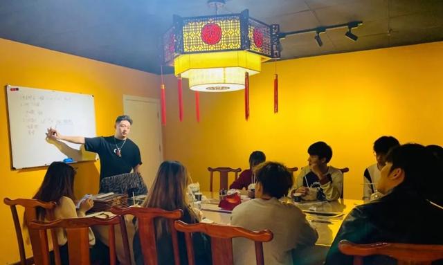 剧本杀店一个月可以赚多少，为什么现在的年轻人都喜欢剧本杀（开店月均营业额20万）