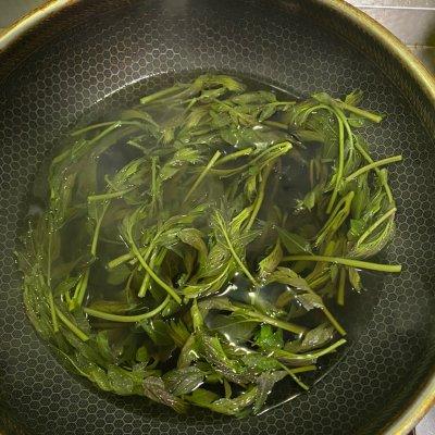 香椿炒鸡蛋的做法，香椿炒鸡蛋怎么做（暖冬这道季节限定美味）