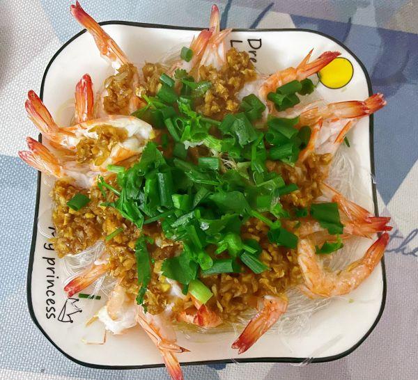 大虾粉丝蒜蓉做法，蒜蓉粉丝大虾的做法（做出的蒜蓉粉丝蒸虾越吃越香）