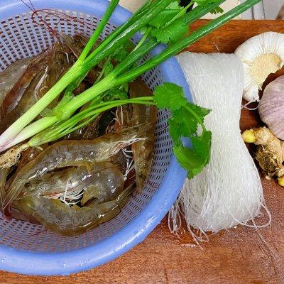 大虾粉丝蒜蓉做法，蒜蓉粉丝大虾的做法（做出的蒜蓉粉丝蒸虾越吃越香）
