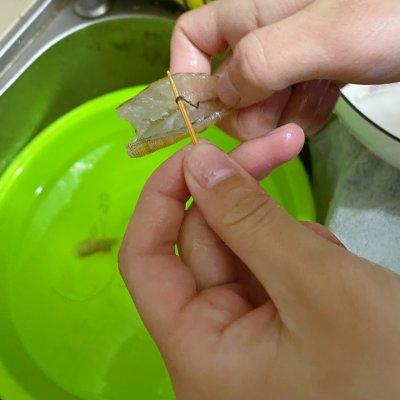 大虾粉丝蒜蓉做法，蒜蓉粉丝大虾的做法（做出的蒜蓉粉丝蒸虾越吃越香）