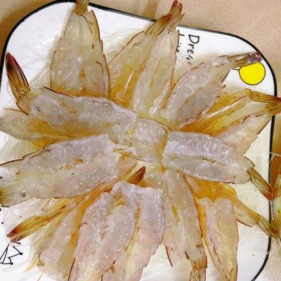 大虾粉丝蒜蓉做法，蒜蓉粉丝大虾的做法（做出的蒜蓉粉丝蒸虾越吃越香）