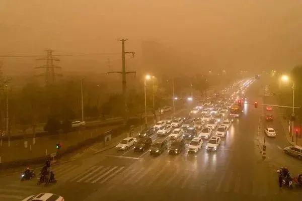 遇到沙尘暴怎么办，旅游遇到沙尘暴应该怎么办（最强沙尘天席卷12省份）