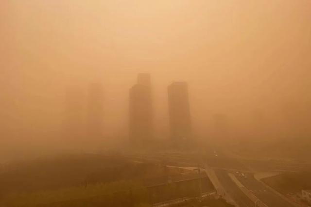 遇到沙尘暴怎么办，旅游遇到沙尘暴应该怎么办（最强沙尘天席卷12省份）