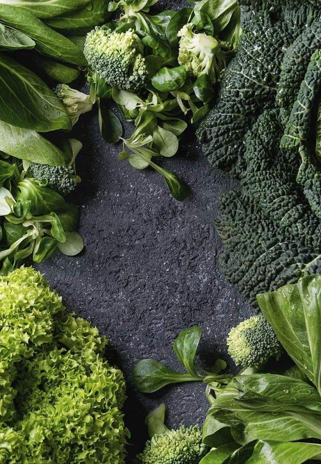 绿叶蔬菜可以放冰箱里吗，叶菜类蔬菜可以放冰箱吗（绿叶蔬菜不适合放进冰箱里储存）