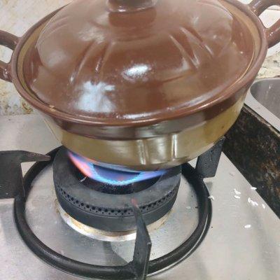 港式煲仔饭做法 在家也可自制煲仔饭超级简单，港式煲仔饭做法（广式腊味煲仔饭，镬气十足）