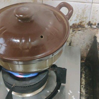 港式煲仔饭做法 在家也可自制煲仔饭超级简单，港式煲仔饭做法（广式腊味煲仔饭，镬气十足）