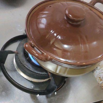 港式煲仔饭做法 在家也可自制煲仔饭超级简单，港式煲仔饭做法（广式腊味煲仔饭，镬气十足）