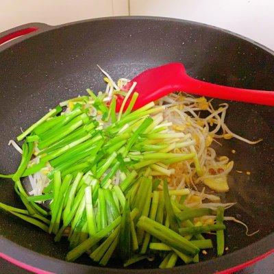 豆芽怎么炒好吃，豆芽怎么做好吃炒（五分钟搞定‼️小白也能做出好吃的素炒韭菜豆芽）
