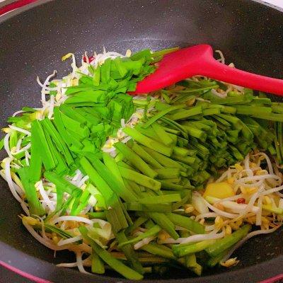 豆芽怎么炒好吃，豆芽怎么做好吃炒（五分钟搞定‼️小白也能做出好吃的素炒韭菜豆芽）