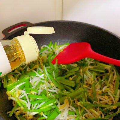 豆芽怎么炒好吃，豆芽怎么做好吃炒（五分钟搞定‼️小白也能做出好吃的素炒韭菜豆芽）