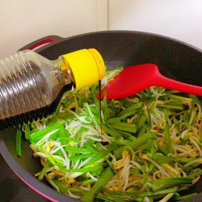 豆芽怎么炒好吃，豆芽怎么做好吃炒（五分钟搞定‼️小白也能做出好吃的素炒韭菜豆芽）