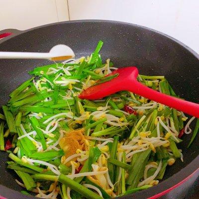 豆芽怎么炒好吃，豆芽怎么做好吃炒（五分钟搞定‼️小白也能做出好吃的素炒韭菜豆芽）