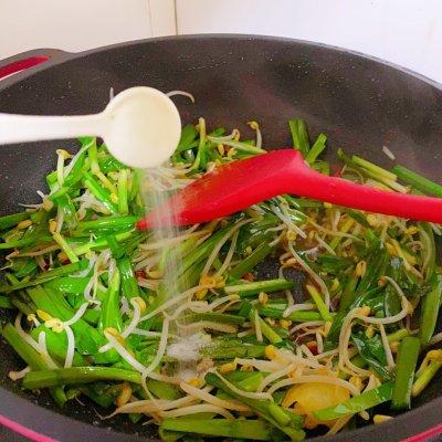 豆芽怎么炒好吃，豆芽怎么做好吃炒（五分钟搞定‼️小白也能做出好吃的素炒韭菜豆芽）
