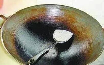 铁锅生锈怎么处理，铁锅生锈严重怎么处理（铁锅生锈别再用钢丝球擦了）