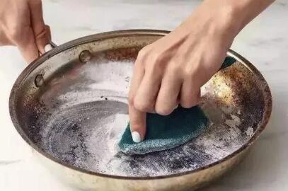 铁锅生锈怎么处理，铁锅生锈严重怎么处理（铁锅生锈别再用钢丝球擦了）