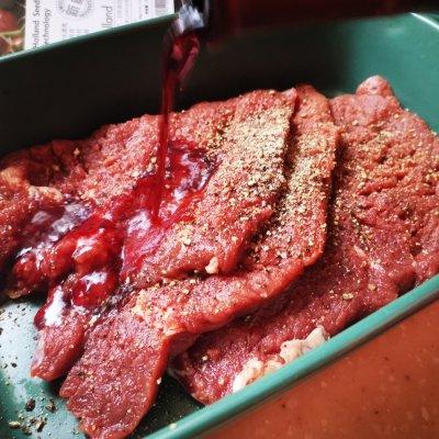 菲力牛排怎么煎，该煎几分钟（鲜嫩多汁的红酒菲力牛排就这么做）