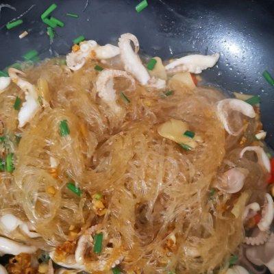 八爪鱼怎么吃，八爪鱼怎么做好吃视频教程（这道八爪鱼炒粉丝比大厨做的还好吃）