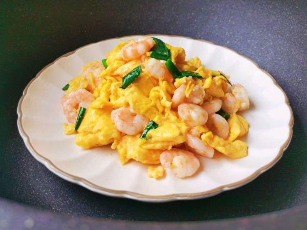 炒虾仁怎么炒好吃，炒虾仁怎么炒好吃又嫩（虾仁炒鸡蛋怎么做好吃又简单）