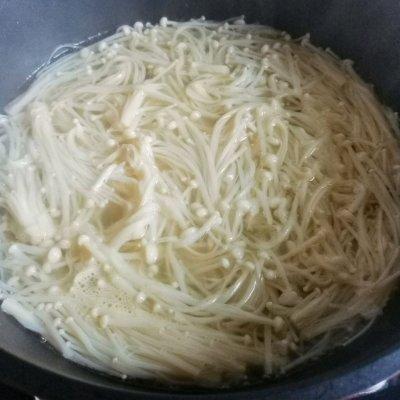 金针菇焯水几分钟，金针菇蒸几分钟熟（轻拌金针菇的经典做法）