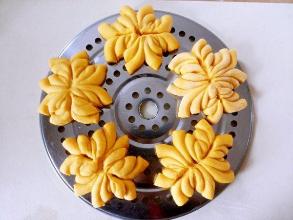 怎样做南瓜面，怎样做南瓜面包（大人小孩都爱吃的南瓜花样馒头）