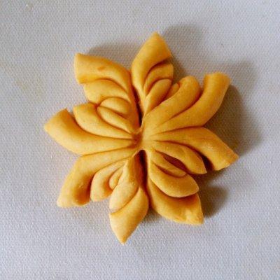 怎样做南瓜面，怎样做南瓜面包（大人小孩都爱吃的南瓜花样馒头）