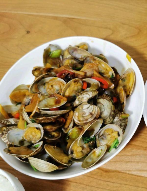 花蛤怎么做好吃，花蛤如何做更好吃（让食客踏破门槛的的爆炒花蛤做法）