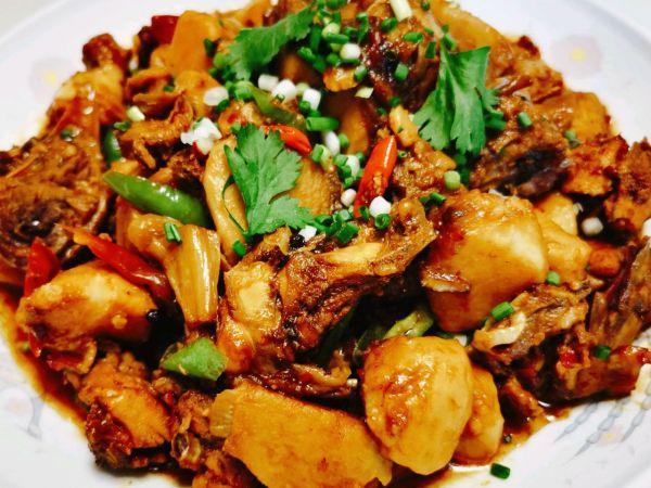 芋儿鸡，芋儿鸡的家常做法重庆（这道家喻户晓的芋儿鸡是怎么做的呢）