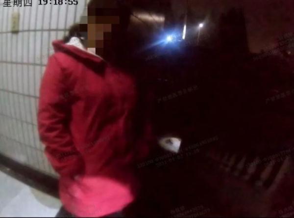 屋顶上的红色女人，mac网游有哪些（有人听到微弱的呼救声报警）